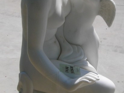 DONNA BENDATA IN MARMO BIANCO